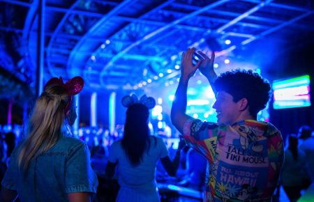 Veja a programação completa dos shows gratuitos do Food & Wine Festival 2026 no EPCOT, com datas, artistas e dicas. Confira todos os artistas do Eat to the Beat Concert Series 2026 no EPCOT e veja dicas para assistir aos shows.