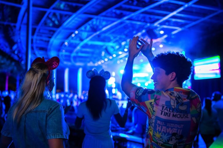 Veja a programação completa dos shows gratuitos do Food & Wine Festival 2026 no EPCOT, com datas, artistas e dicas. Confira todos os artistas do Eat to the Beat Concert Series 2026 no EPCOT e veja dicas para assistir aos shows.