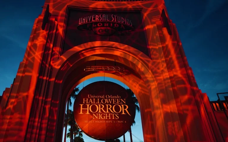 Veja datas, ingressos, dicas, casas e estratégias para aproveitar o Halloween Horror Nights 2026 na Universal Orlando.