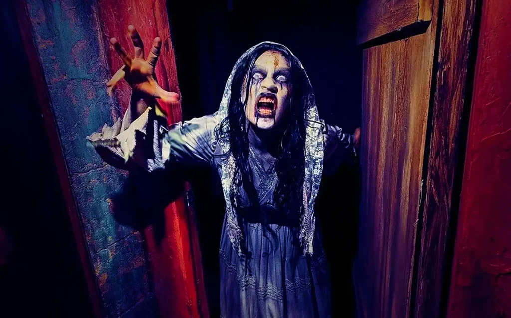 Veja datas, ingressos, dicas, casas e estratégias para aproveitar o Halloween Horror Nights 2026 na Universal Orlando.