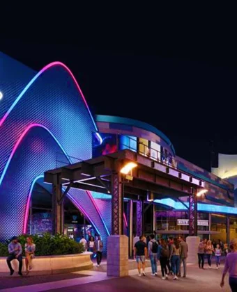 Conheça a Level99 em Disney Springs. Nova atração terá 63 desafios interativos, restaurante, bar e ingressos a partir de US$ 29,99. Nova atração abre em 29 de junho de 2026 com jogos, restaurante, bar e experiências imersivas para todas as idades.
