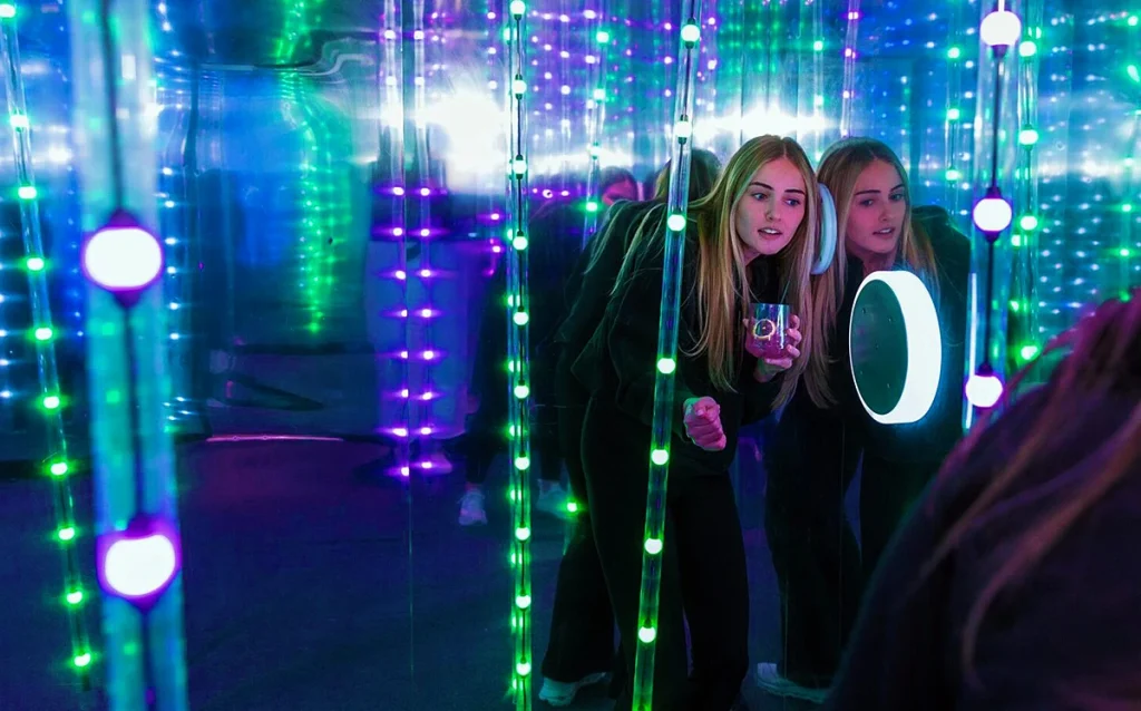 Conheça a Level99 em Disney Springs. Nova atração terá 63 desafios interativos, restaurante, bar e ingressos a partir de US$ 29,99. Nova atração abre em 29 de junho de 2026 com jogos, restaurante, bar e experiências imersivas para todas as idades.