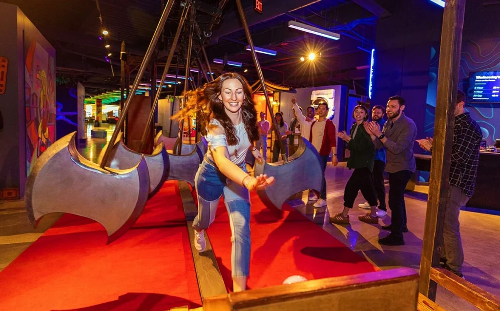 Conheça a Level99 em Disney Springs. Nova atração terá 63 desafios interativos, restaurante, bar e ingressos a partir de US$ 29,99. Nova atração abre em 29 de junho de 2026 com jogos, restaurante, bar e experiências imersivas para todas as idades.