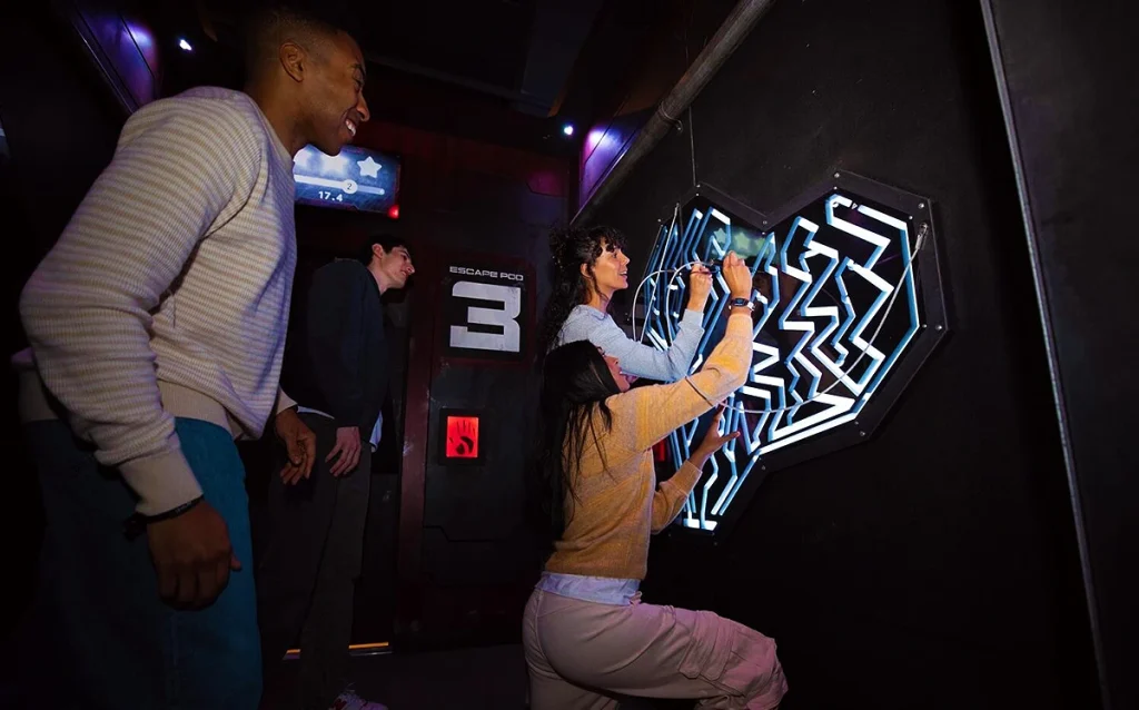 Conheça a Level99 em Disney Springs. Nova atração terá 63 desafios interativos, restaurante, bar e ingressos a partir de US$ 29,99. Nova atração abre em 29 de junho de 2026 com jogos, restaurante, bar e experiências imersivas para todas as idades.
