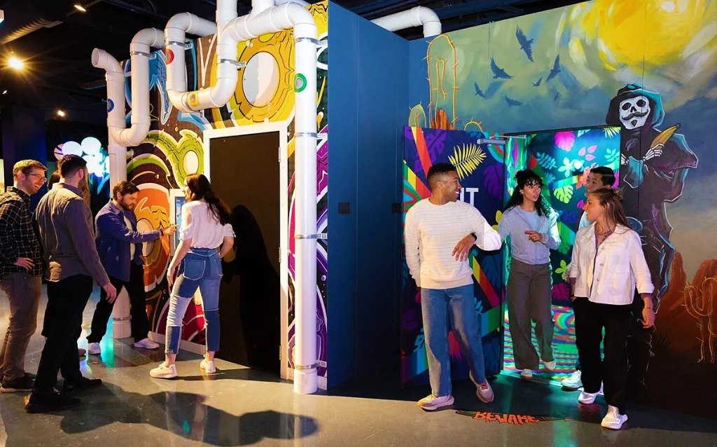 Conheça a Level99 em Disney Springs. Nova atração terá 63 desafios interativos, restaurante, bar e ingressos a partir de US$ 29,99. Nova atração abre em 29 de junho de 2026 com jogos, restaurante, bar e experiências imersivas para todas as idades.