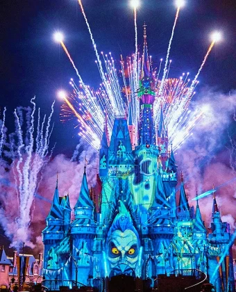 Veja datas, preços, atrações e dicas da Mickey's Not-So-Scary Halloween Party 2026 no Magic Kingdom. Confira datas, preços, atrações e dicas para aproveitar a festa de Halloween da Disney em 2026.