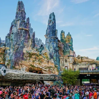 Veja 7 dicas para aproveitar os parques cheios em Orlando e com filas, incluindo Rope Drop, Single Rider, fura-filas e refeições.