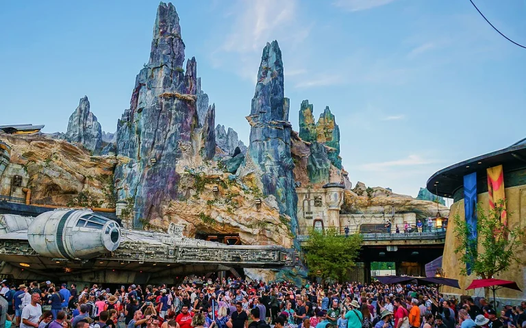 Veja 7 dicas para aproveitar os parques cheios em Orlando e com filas, incluindo Rope Drop, Single Rider, fura-filas e refeições.