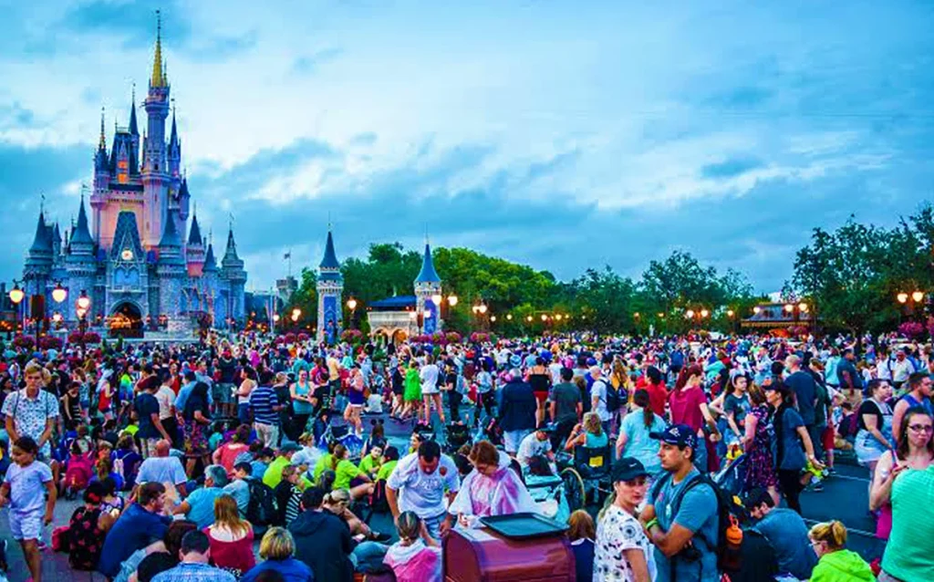 Veja 7 dicas para aproveitar os parques cheios em Orlando e com filas, incluindo Rope Drop, Single Rider, fura-filas e refeições.