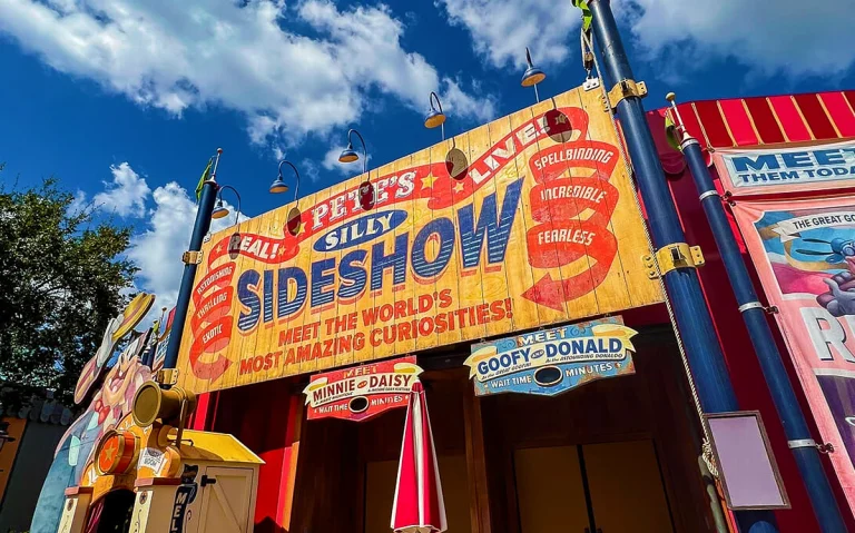 Pete's Silly Sideshow reabre no Magic Kingdom em 27 de junho de 2026 com encontros de Minnie, Donald, Margarida e Pateta.