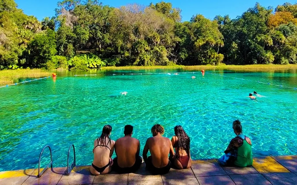 Conheça o Rainbow Springs State Park, uma das nascentes mais bonitas da Flórida. Veja custos, distância, dicas e se vale a pena visitar. Águas cristalinas, tubing, caiaque e natureza. Descubra por que Rainbow Springs é um dos melhores passeios bate-volta saindo de Orlando.