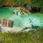 Conheça Rock Springs, passeio natural perto de Orlando com água cristalina, boias e excelente custo-benefício para fugir dos parques. Veja como visitar Rock Springs no Kelly Park, quanto custa, quando ir e como encaixar esse passeio no roteiro de Orlando.