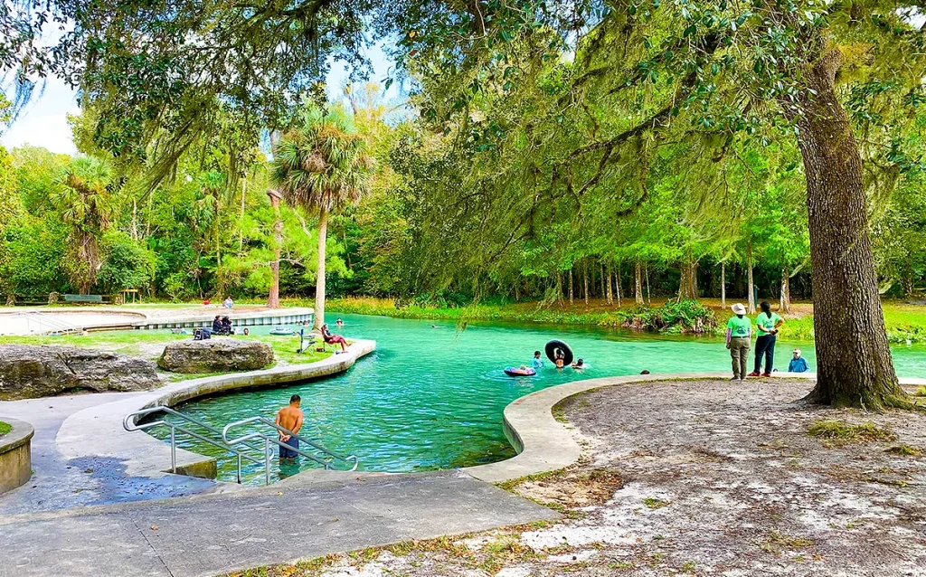 Conheça Rock Springs, passeio natural perto de Orlando com água cristalina, boias e excelente custo-benefício para fugir dos parques. Veja como visitar Rock Springs no Kelly Park, quanto custa, quando ir e como encaixar esse passeio no roteiro de Orlando.