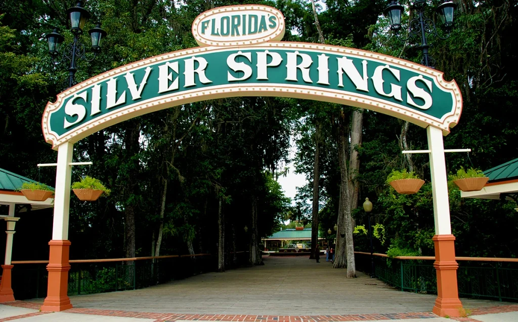 Conheça Silver Springs, uma das nascentes mais famosas da Flórida, com barcos de fundo de vidro, vida selvagem e paisagens incríveis. Veja como visitar Silver Springs, quanto custa, o que fazer e por que esse é um dos passeios naturais mais interessantes da Flórida.
