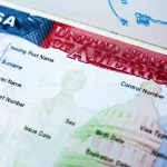 Pessoa analisando negativa do visto americano e planejando nova solicitação