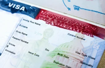 Pessoa analisando negativa do visto americano e planejando nova solicitação
