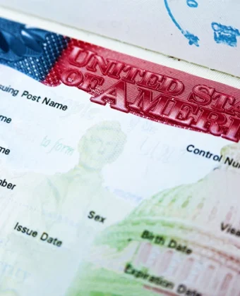 Pessoa analisando negativa do visto americano e planejando nova solicitação