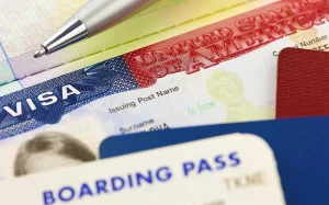 Pessoa analisando negativa do visto americano e planejando nova solicitação
