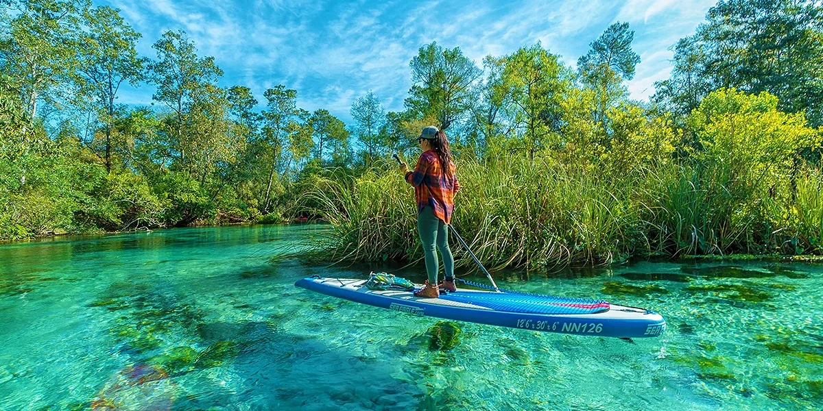Conheça Weeki Wachee Springs, o parque das sereias da Flórida. Veja como chegar, quanto custa e se vale a pena saindo de Orlando. Descubra uma das atrações mais diferentes da Flórida com águas cristalinas, sereias e passeios de caiaque.