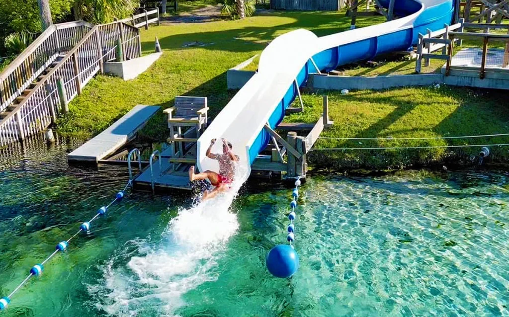 Conheça Weeki Wachee Springs, o parque das sereias da Flórida. Veja como chegar, quanto custa e se vale a pena saindo de Orlando. Descubra uma das atrações mais diferentes da Flórida com águas cristalinas, sereias e passeios de caiaque.