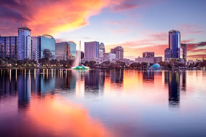 Descubra 5 coisas para fazer em Orlando fora dos parques, com opções gratuitas, custos, perfis de viajantes e dicas para montar o roteiro.