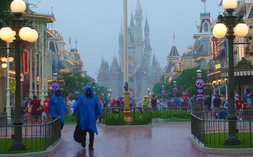 Veja como aproveitar a Disney com chuva, quais parques escolher, onde se proteger e quais atrações podem fechar em tempestades.