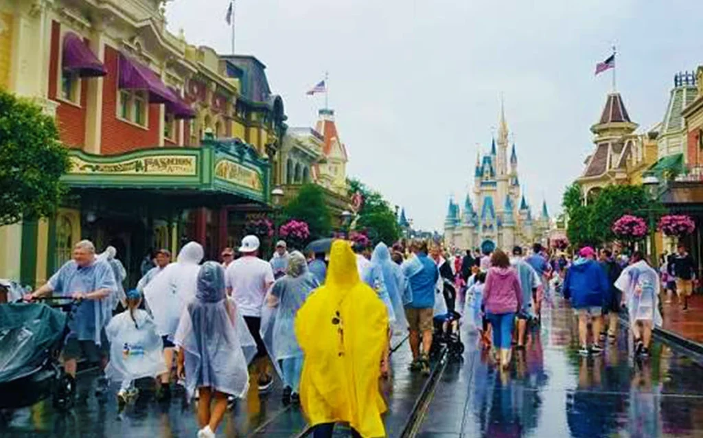 Veja como aproveitar a Disney com chuva, quais parques escolher, onde se proteger e quais atrações podem fechar em tempestades.