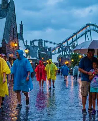 Veja como aproveitar a Disney com chuva, quais parques escolher, onde se proteger e quais atrações podem fechar em tempestades.