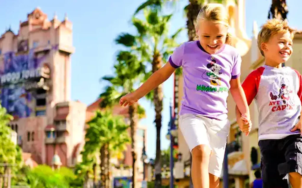 Veja como planejar a Disney com crianças, escolher parques, hotel, carrinho, carro, refeições e evitar os erros mais comuns.