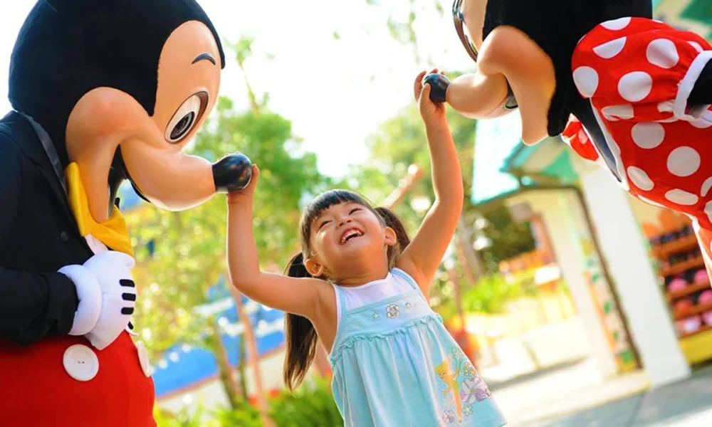 Veja como planejar a Disney com crianças, escolher parques, hotel, carrinho, carro, refeições e evitar os erros mais comuns.