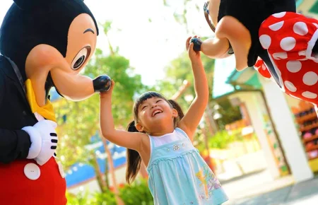 Veja como planejar a Disney com crianças, escolher parques, hotel, carrinho, carro, refeições e evitar os erros mais comuns.