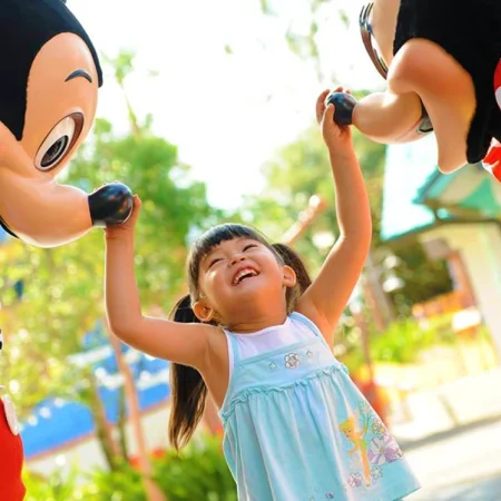 Veja como planejar a Disney com crianças, escolher parques, hotel, carrinho, carro, refeições e evitar os erros mais comuns.