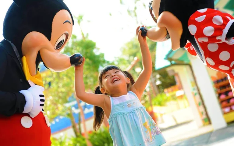 Veja como planejar a Disney com crianças, escolher parques, hotel, carrinho, carro, refeições e evitar os erros mais comuns.