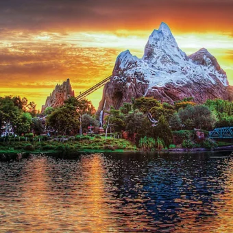 Veja como aproveitar a Disney no calor com dicas de hidratação, roupas, filas, horários, ar-condicionado e atividades aquáticas.