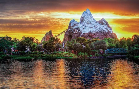Veja como aproveitar a Disney no calor com dicas de hidratação, roupas, filas, horários, ar-condicionado e atividades aquáticas.