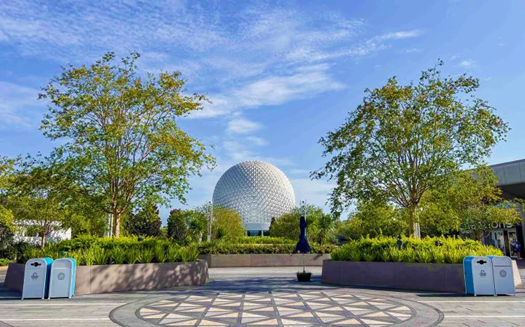 Veja como aproveitar a Disney no calor com dicas de hidratação, roupas, filas, horários, ar-condicionado e atividades aquáticas.
