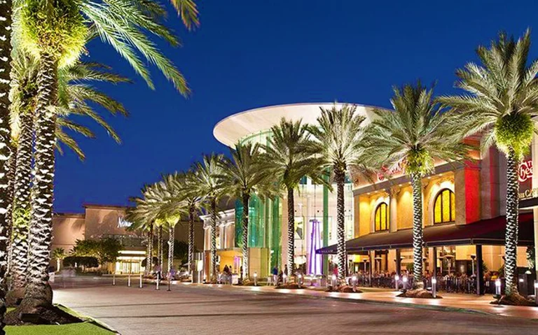 Entenda o Orlando Tax Free, o Sales Tax e os Tax Holidays da Flórida. Veja quando vale a pena e como economizar nas compras.