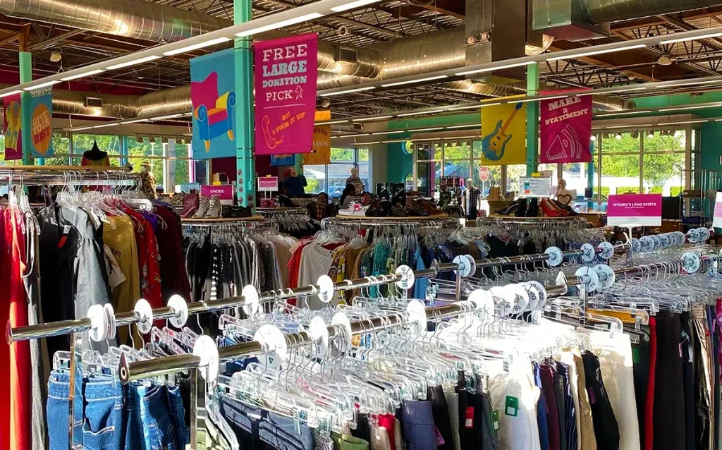 Veja como converter tamanho de roupas dos EUA para o Brasil, incluindo feminino, masculino, jeans, infantil e dicas para comprar sem errar.