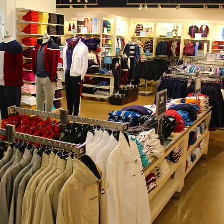 Veja como converter tamanho de roupas dos EUA para o Brasil, incluindo feminino, masculino, jeans, infantil e dicas para comprar sem errar.