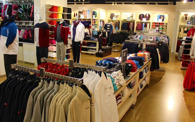 Veja como converter tamanho de roupas dos EUA para o Brasil, incluindo feminino, masculino, jeans, infantil e dicas para comprar sem errar.