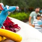 Veja como funcionam o Remy's Hide & Squeak e o Pluto's Pumpkin Pursuit no EPCOT 2026, preços, datas, brindes e dicas.