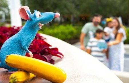Veja como funcionam o Remy's Hide & Squeak e o Pluto's Pumpkin Pursuit no EPCOT 2026, preços, datas, brindes e dicas.