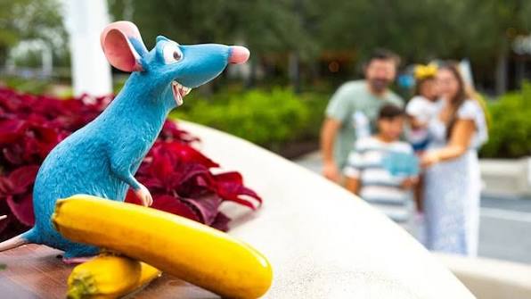 Veja como funcionam o Remy's Hide & Squeak e o Pluto's Pumpkin Pursuit no EPCOT 2026, preços, datas, brindes e dicas.