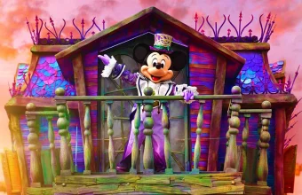 Veja as datas do Halloween na Disneyland Paris em 2026, personagens, decoração, shows, comidas especiais e dicas para planejar sua viagem.