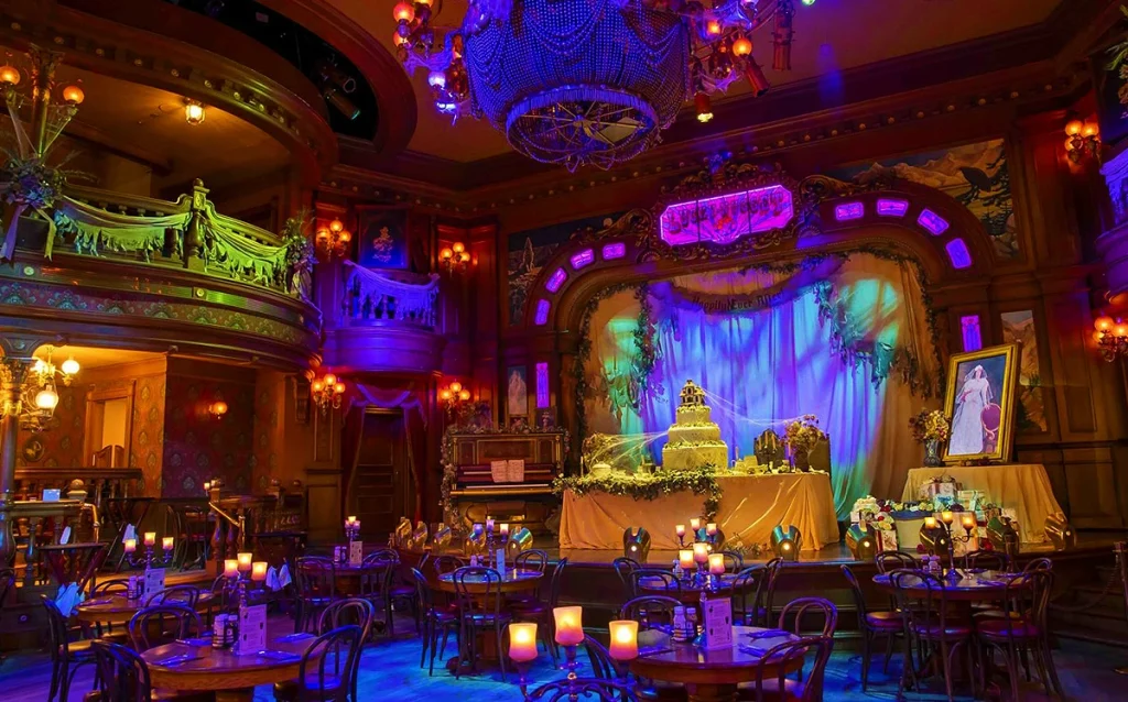 Veja as datas do Halloween na Disneyland Paris em 2026, personagens, decoração, shows, comidas especiais e dicas para planejar sua viagem. 