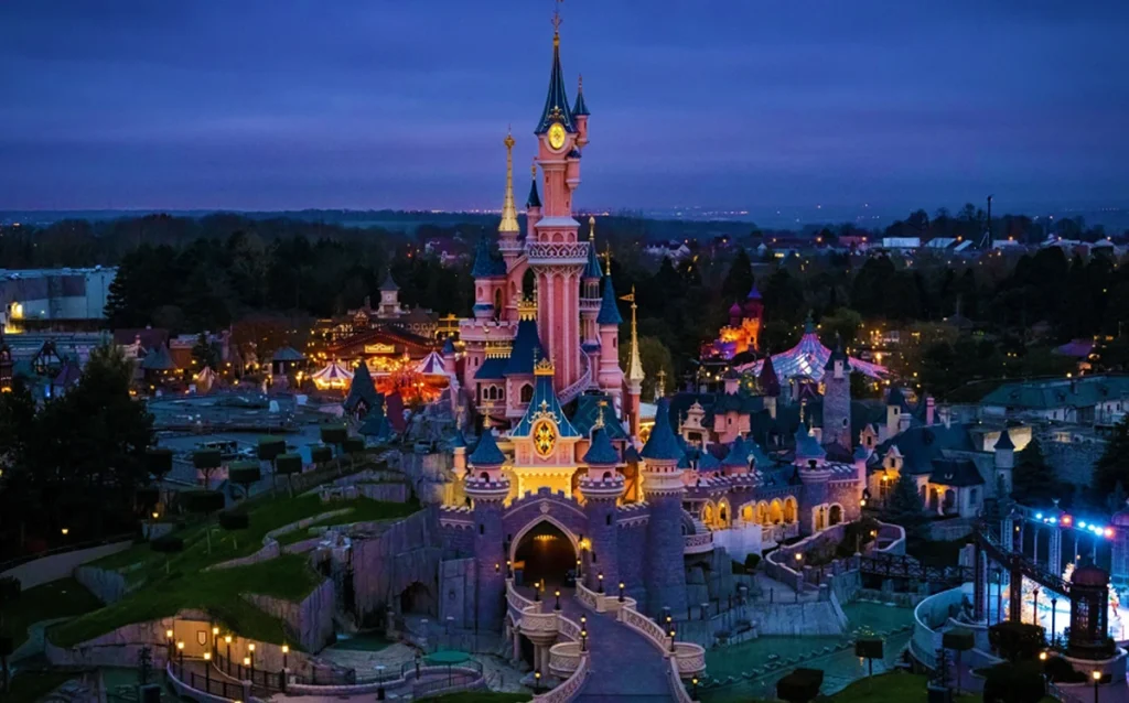 Veja as datas do Halloween na Disneyland Paris em 2026, personagens, decoração, shows, comidas especiais e dicas para planejar sua viagem. 