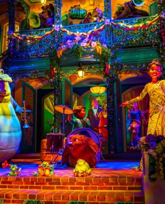 Entenda como funcionam o Lightning Lane Multi Pass e o Single Pass, as diferenças, quando comprar e se vale a pena usar nos parques Disney.