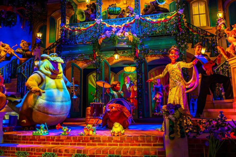 Entenda como funcionam o Lightning Lane Multi Pass e o Single Pass, as diferenças, quando comprar e se vale a pena usar nos parques Disney.