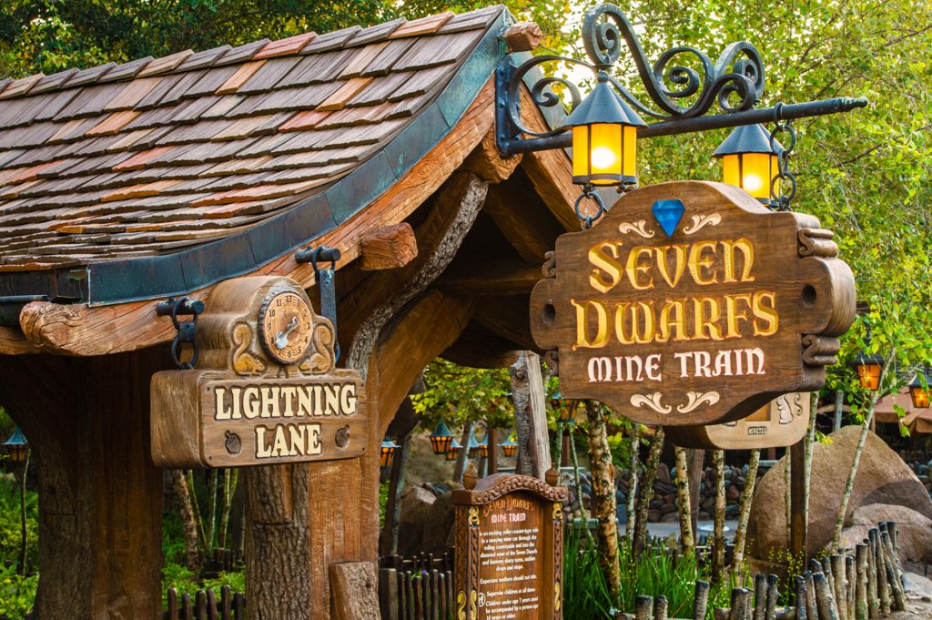 Entenda como funcionam o Lightning Lane Multi Pass e o Single Pass, as diferenças, quando comprar e se vale a pena usar nos parques Disney.
