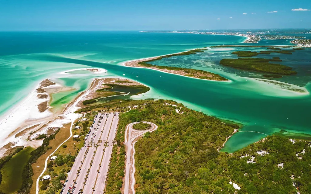 Conheça 9 praias perto de Orlando indicadas pela CDO Travel, com distâncias, endereços, estrutura, estacionamento e dicas para o bate-volta.